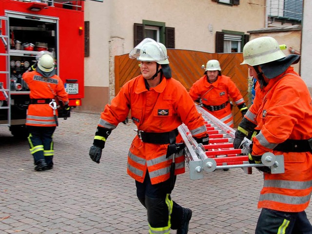 Her mit der Leiter: Um zum Unglcksort...Merdinger Feuerwehr ihre Steckleitern. 