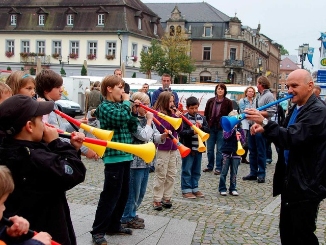 Ein Konzert fr Vuvuzelas studierte Werner Englert (rechts) mit Schlern ein.  | Foto: Pia Grttinger