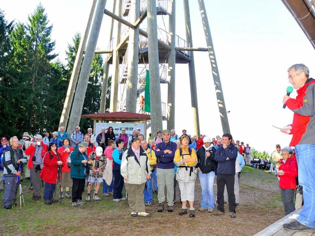 Rund 265 Wanderer trafen sich am Woche...ffelsalatwanderung auf dem Hnersedel.  | Foto: Dieter Erggelet