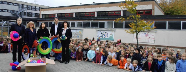 Vielfltige Spielgerte bergaben Vert...eugestaltung nachhaltig untersttzen.   | Foto: Roland Vitt