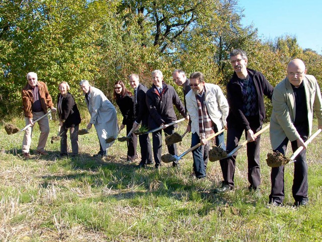 Verwaltung und Gemeinderte beim Spatenstich.  | Foto: Christian Kramberg