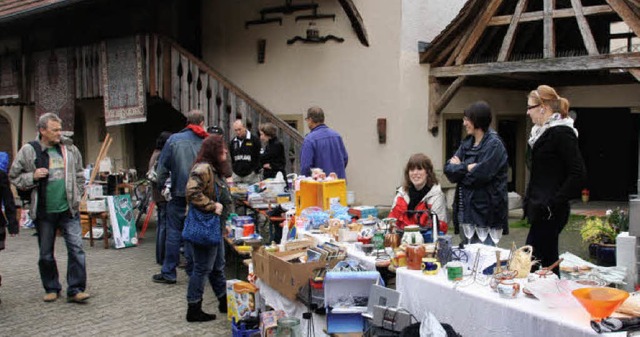 Die Auswahl der angebotenen Waren war ... ersten Dorf-Flohmarkt in Offnadingen.  | Foto: Hans Jrgen Kugler