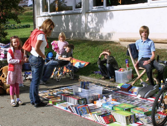 Vom Kinderflohmarkt an der Schule in S...mit ihrer Mutter ein Barbiepferd mit.   | Foto: R. Cremer