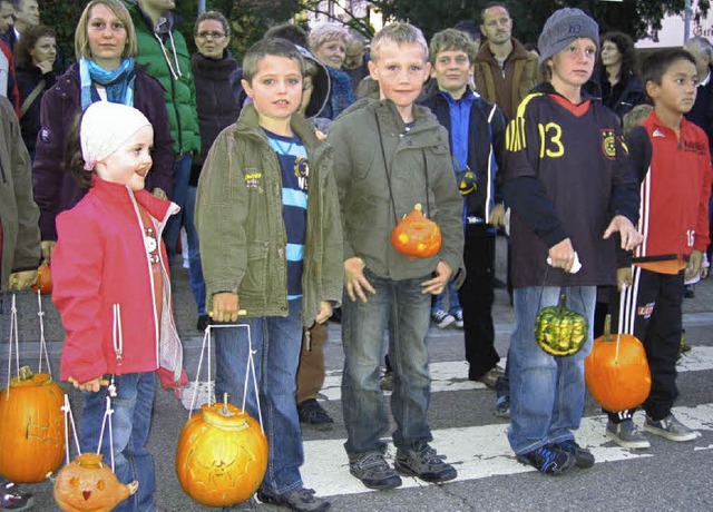 Die Teilnehmer des Kinderumzugs mit ihren  Chilbi-Kpfen.  | Foto: Ingeborg Grziwa