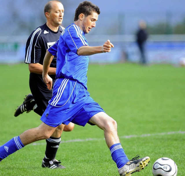 Patrick Heger (vorne) bereitet gegen d...u vor. Am Ende gab es einen 4:0-Sieg.   | Foto: m. schn