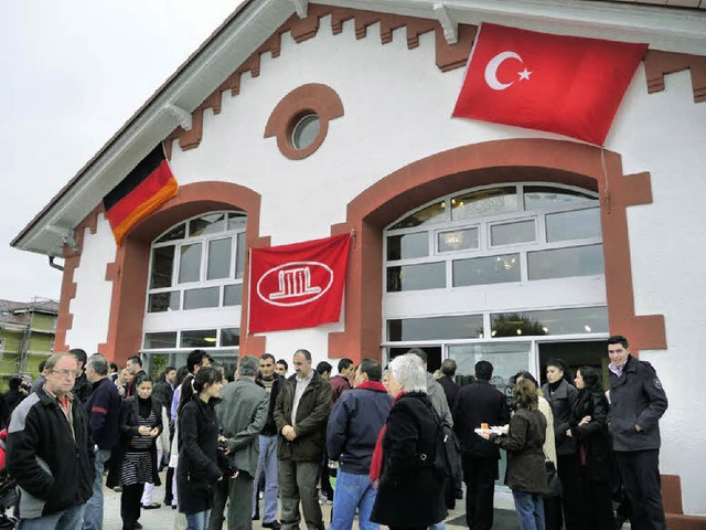 Hunderte interessierte Besucher kamen zur Erffnung der Moschee.  | Foto: Saskia Baumgartner