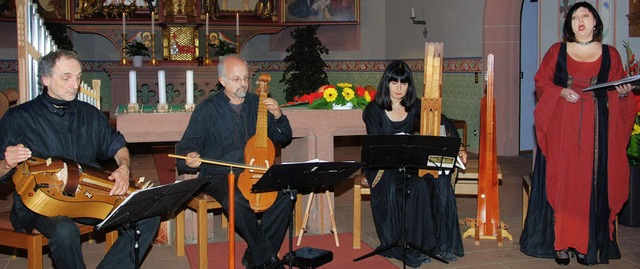 Mittelalterliche Musik und Lieder von ...  und Sngerin Regina Kabis (rechts).   | Foto: Alfred Lins