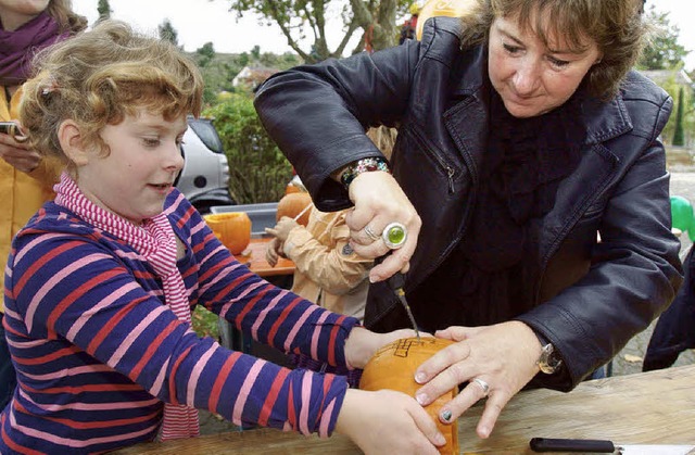 Vanessa Birkenberger (8) und Mutter Heike bei der Arbeit.   | Foto: Mller