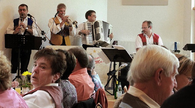 Die Wiesentalmusikanten sorgten fr St...r Herbstfest rund um den Maibergsaal.   | Foto: Hans-jrgen Hege