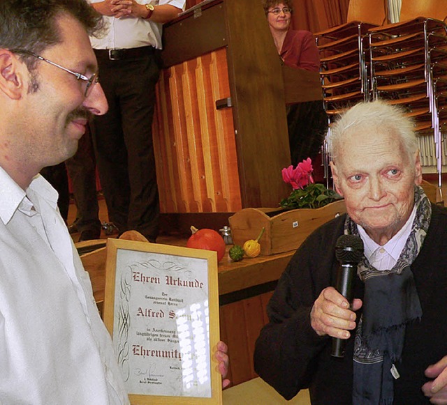 Seit 60 Jahren singt Alfred Schmidt be...n als neues Ehrenmitglied des Vereins.  | Foto: Diehl