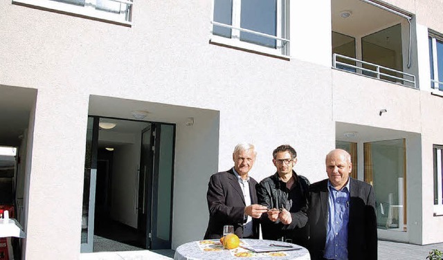 Schlsselbergabe: Architekt Edgar Tho... Kaiser (links) und Eduard Behringer.   | Foto: Ulrike Jger