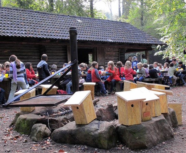 Gemeinsam haben die Schlerinnen und S...sheim im Wald gebastelt und gegessen.   | Foto: Stefan Phler