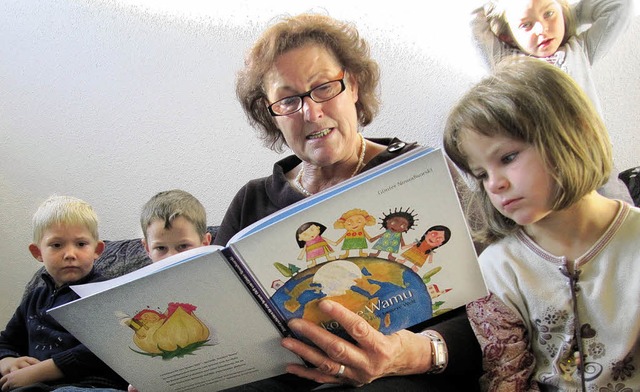 Helga Stich liebt Kinderbcher. Zuhaus...gartenkinder in der Arche Noah etwas.   | Foto: Susanne Filz