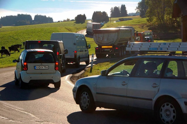 Die Umleitung ber die Spirzenstrae v...r den Verkehr nicht immer reibungslos.  | Foto: Tanja Bury