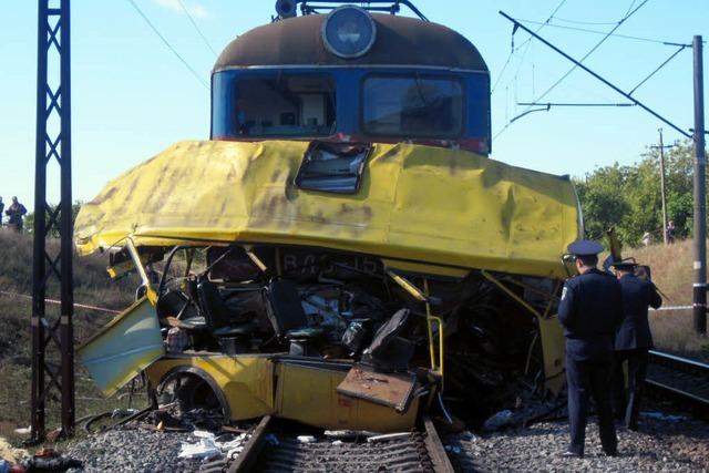 Mindestens 40 Tote bei Zugunfall mit Bus in Ukraine