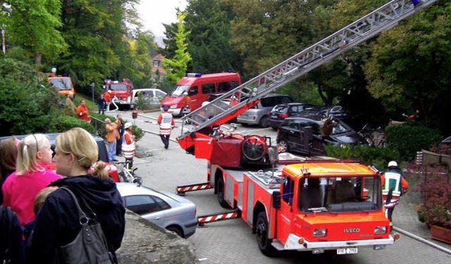 Viele Zuschauer verfolgten Brandschutz...e Drehleiter zum Einsatz kam.           | Foto: Hans Sigmund