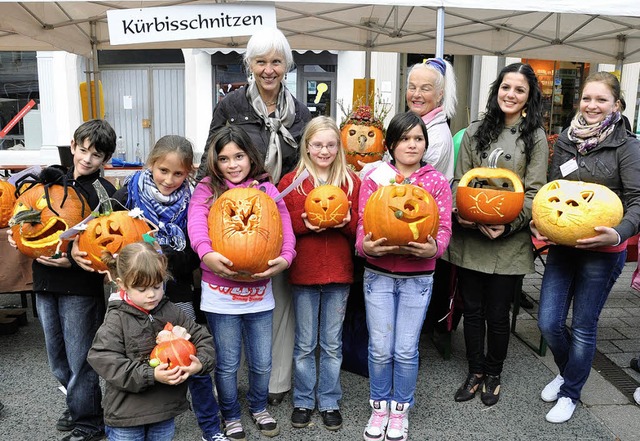 Beim Herbstfest ging es auch wieder da...en Krbiskunstwerke geschaffen hatte.   | Foto: Barbara Ruda