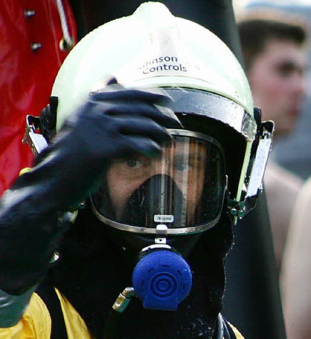 Maske, Helm, Schutzanzug: Auch in Frie...hweizer Feuerwehrmann geprft werden.   | Foto: B. Henning