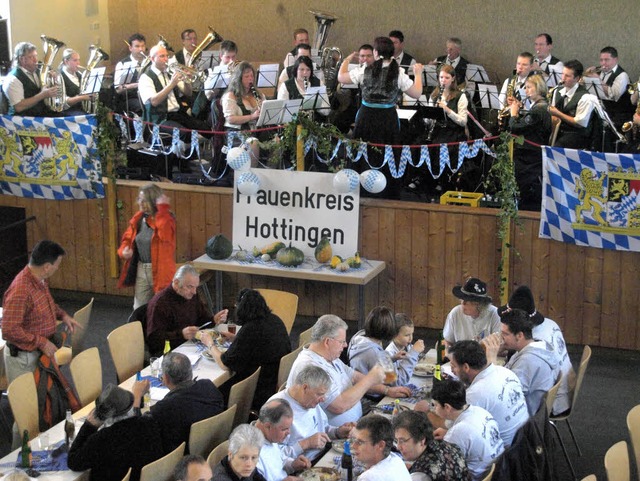 Umgetauft vom Krbisfest zum Oktoberfe...ehalle nahezu aus allen Nhten platzen  | Foto: Karin Stckl-Steinebrunner