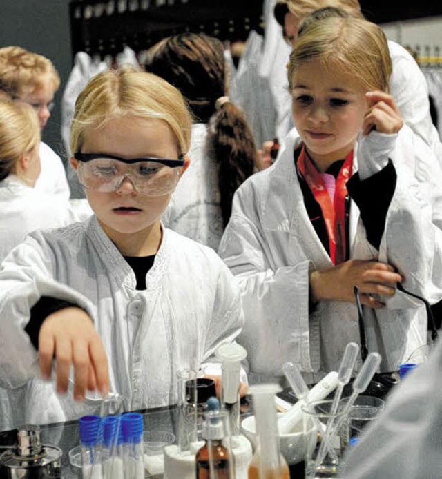 Wissen wird bei den Science Days  fr diese Mdchen greifbar.  | Foto: ARCHIV: Europa-Park
