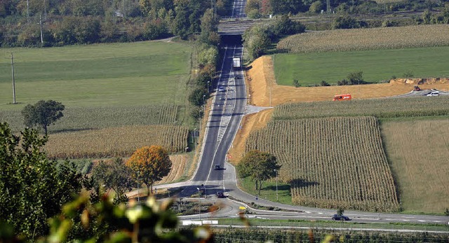 Geradeaus  kann der Verkehr wieder auf...Gewerbegebiet ist noch nicht mglich.   | Foto: Volker mnch