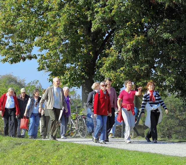 Der Stadtseniorentag bewegt &#8211;  nicht nur  beim Spaziergang.   | Foto: schneider