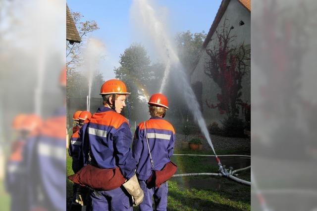 Feuerwehrnachwuchs bt sich im Retten