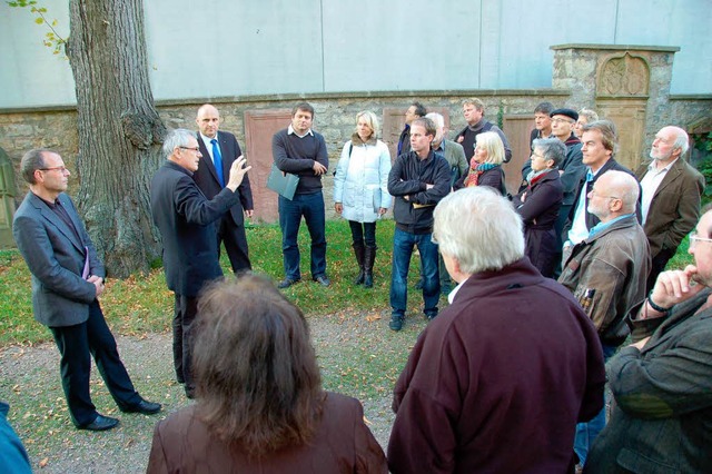 Der  Ausschuss beim Ortstermin auf dem...8211; zwischen Beton und altem Gemuer  | Foto: Sylvia-Karina Jahn