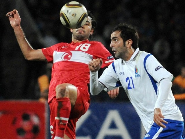 Iman Selgulc (links) und die Trkei ha...dschan und Farid Guliyev 1:0 verloren.  | Foto: AFP
