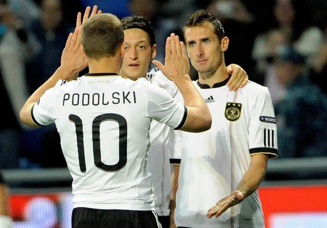 Deutschlands Miroslav Klose (rechts) j...Lukas Podolski (links) und Mesut zil.  | Foto: dpa