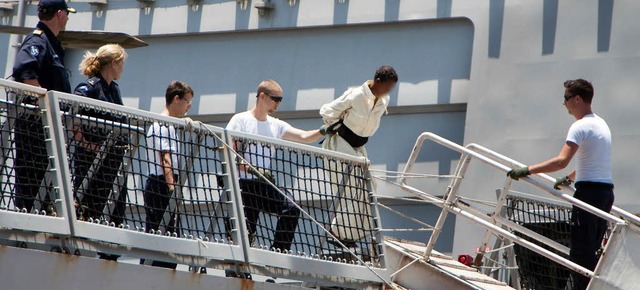 Niederlndische Soldaten bringen einen der Seeruber an Land.    | Foto: dpa