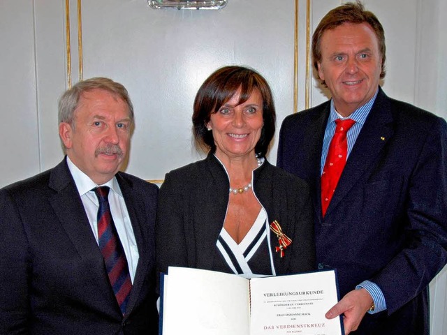 Helmut Rau (links) berreichte Mariann...ndesverdienstkreuz, rechts Roland Mack  | Foto: staatsministerium