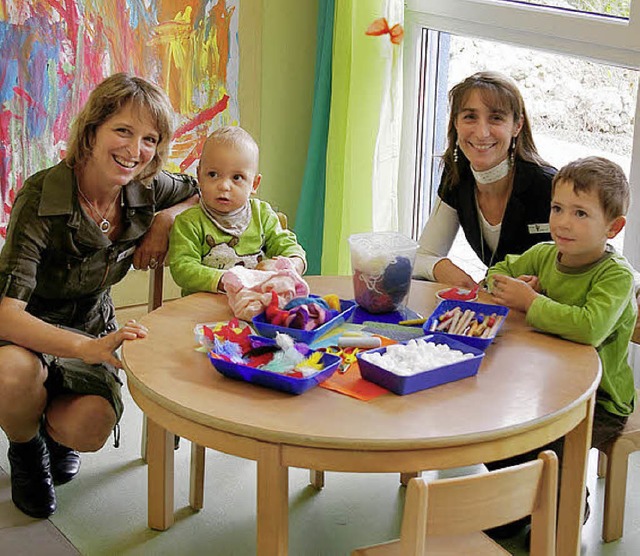 Sabine Joseph und Sonja Schlageter mit Kindern in einem der Kreativrume.  | Foto: Ernst H. Bilke