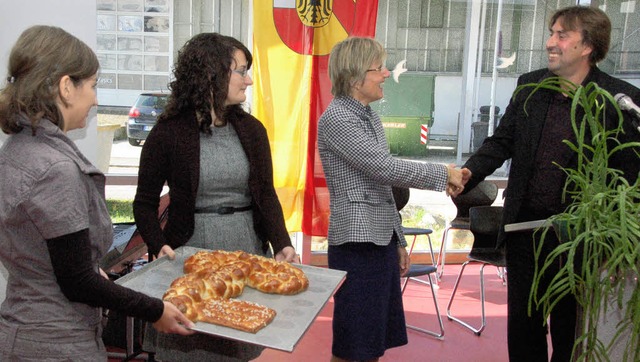 Einen Hefeteig-Schlssel berreichte A...t an Landrtin Dorothea Strr-Ritter.   | Foto: T. Winckelmann