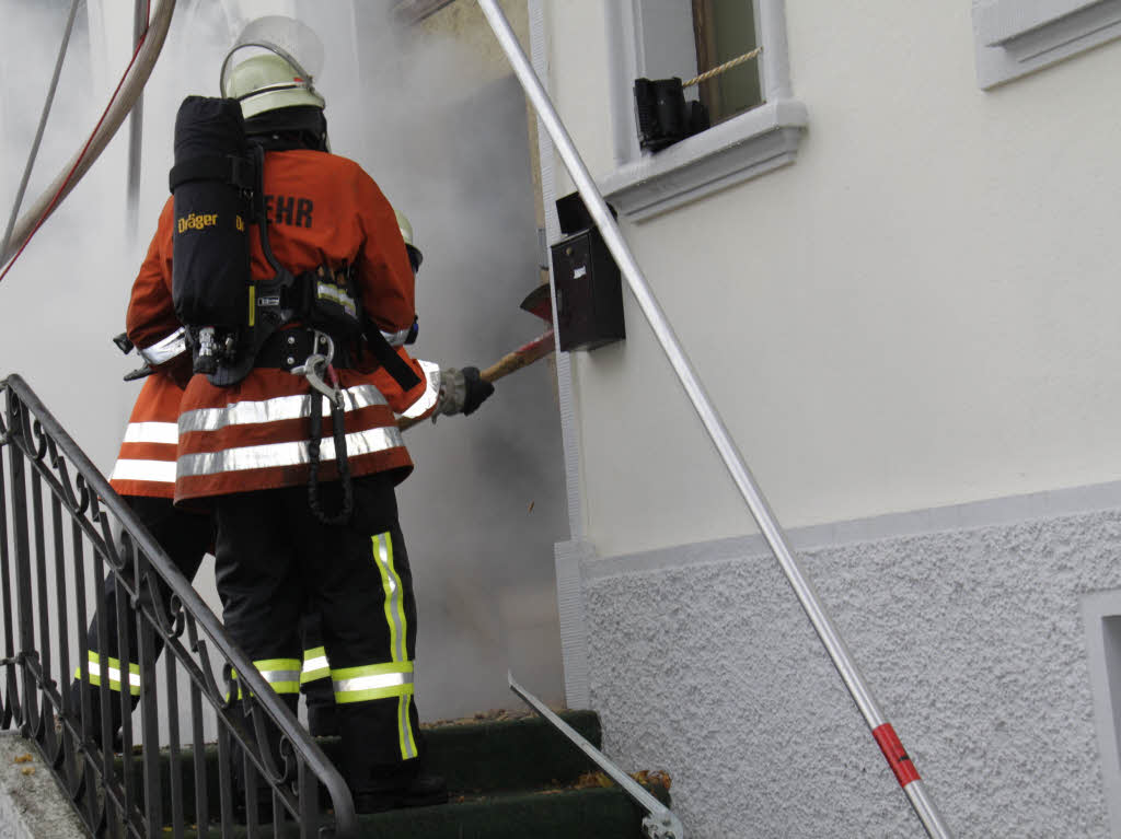Um eingeschlossene Wehrmänner zu befreien wurde ein Nebeneingang aufgebrochen. Um eingeschlossene Wehrmänner zu befreien wurde ein Nebeneingang aufgebrochen.