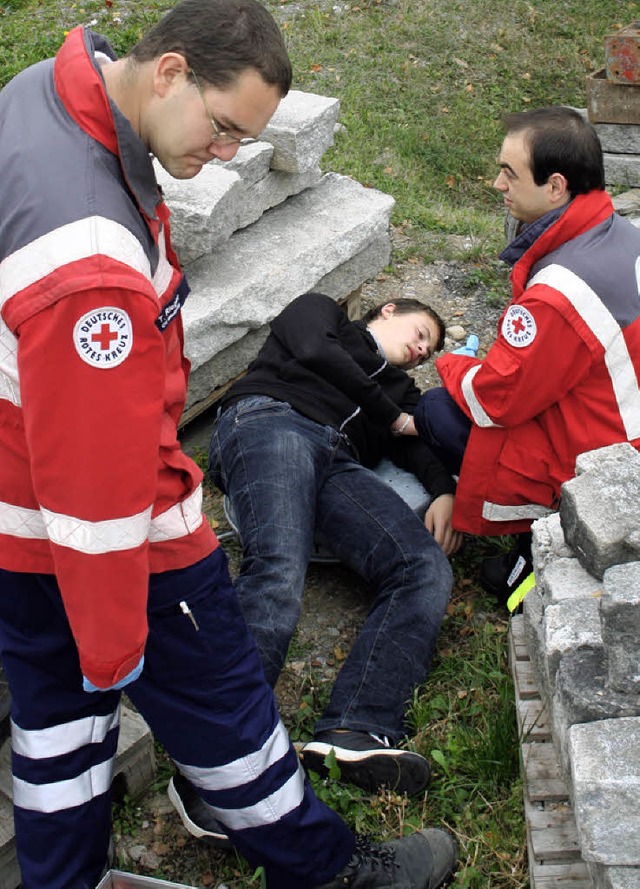 Junge Rotkreuzler mimen bei bungen die Opfer.   | Foto: BZ