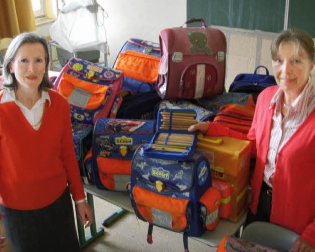 Rita Rauter (links) und Helga Lunke vo...n sie fr die Reise nach Rumnien vor.  | Foto: Christin Keller