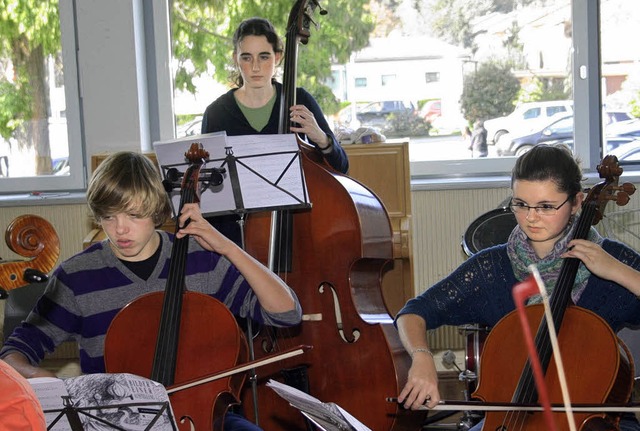 Seit  Wochen probt das Schulorchester ...r der Leitung von Mechthilde Demandt.   | Foto: susanne Kanele