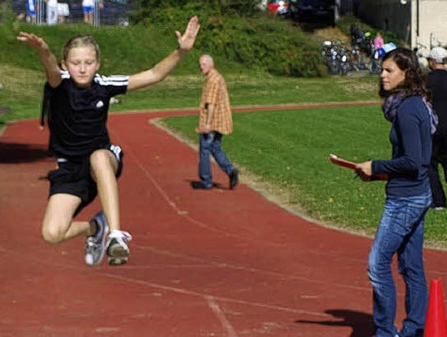 Weitsprung der Mdchen   | Foto: Albert Greiner