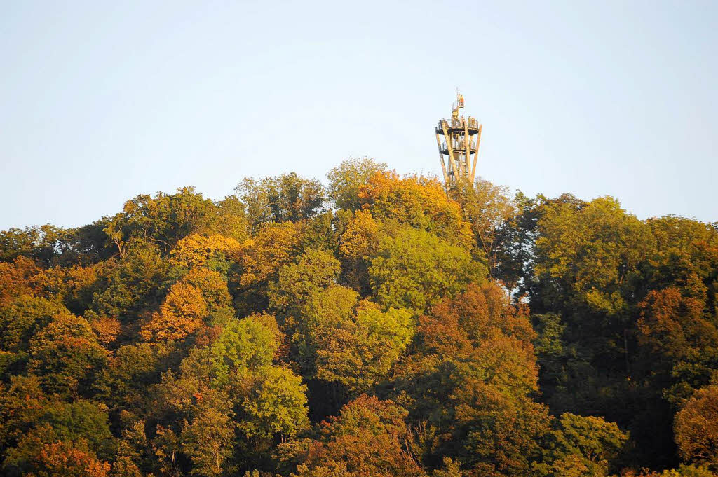 Schlossbergturm und Schlossberg im Abendlicht