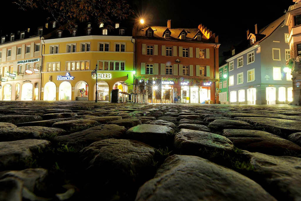 Kein Blatt zu sehen auf dem nchtlichen Rathausplatz.