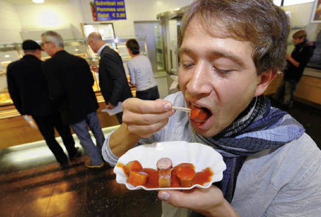 Erster Durchlauf mit Wurst A und Sauce A: Testesser und Student Roman Fiala   | Foto: Ingo Schneider