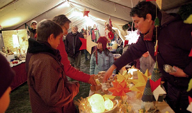 Lauschiger Platz: ein Stand im Weihnachtsmarktzelt bei der Eimeldinger Kirche.   | Foto: Langelott