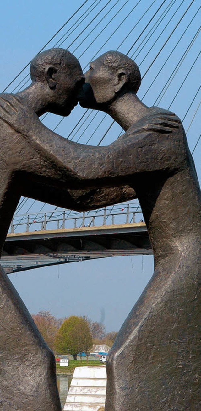 &#8222;Begegnung&#8220; heit die Skulptur an der Grenze bei Kehl   | Foto: dpa