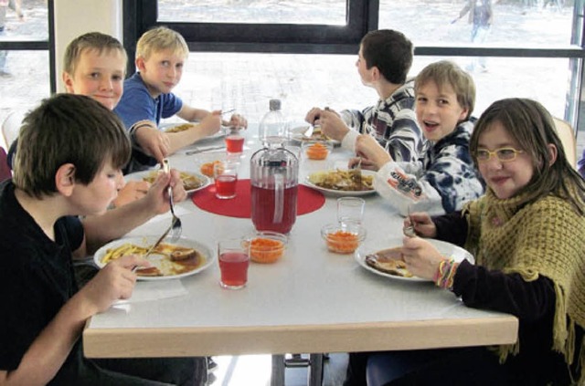 Seit Beginn des Schuljahres nehmen Sch...den Grundschlern ihr Mittagessen ein.  | Foto: Christoph Baumeister