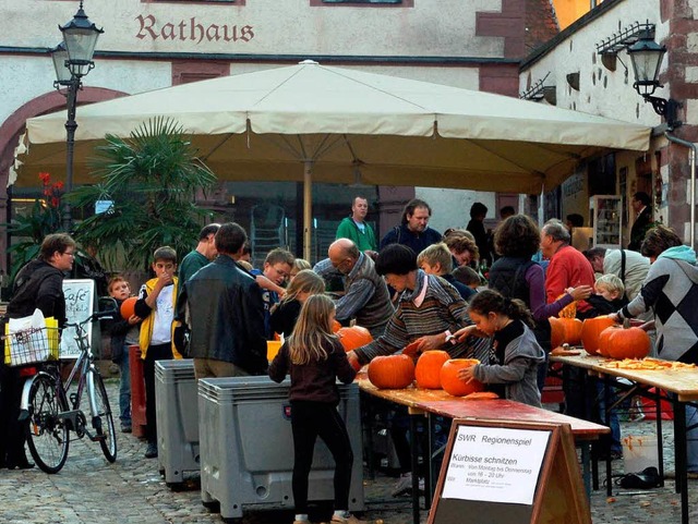 Krbisschnitzen auf dem Endinger Marktplatz frs SWR4-Regionenspiel.  | Foto: Hans-Peter Ziesmer