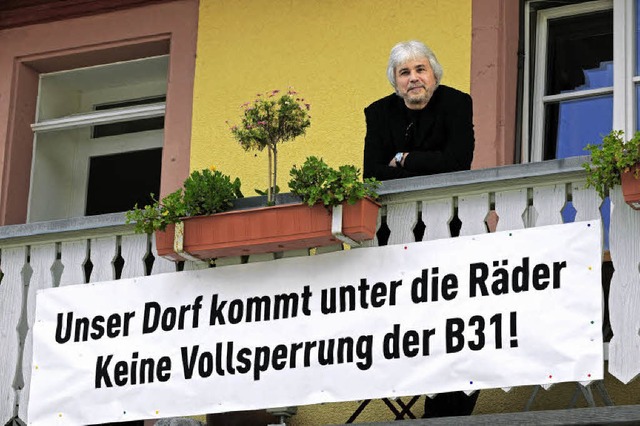 Vor dem Ansturm: Erich Krieger von der...ter einem Protest-Plakat in St. Mrgen  | Foto: dpa/patrick seeger