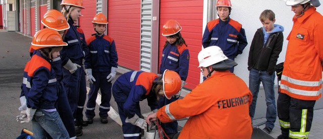 Hoch konzentriert: Letzte Probe vor de...tunden-Tag der Jugendfeuerwehr Stegen   | Foto: Monika Rombach