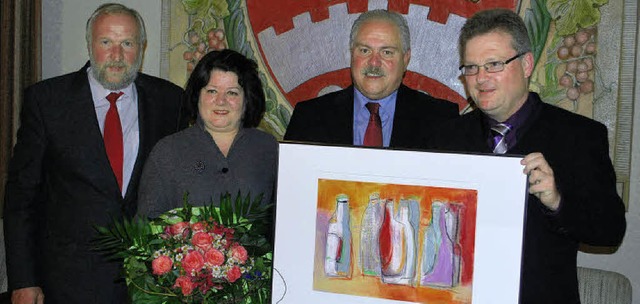 Udo Beck (rechts) und Arno Landerer (l...au Christel gab es einen Blumenstrau.  | Foto: benjamin bohn