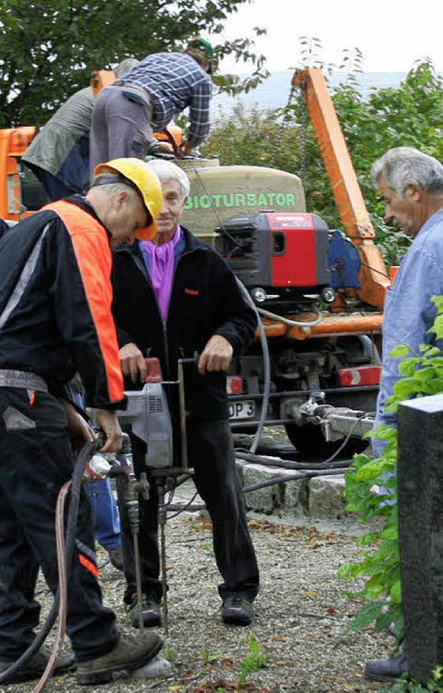 Die Ihringer Schutzgemeinschaft pumpt ...auf dem Friedhof eine Linde zu retten.  | Foto: jakob-klblin